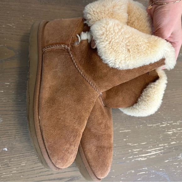 UGG TAN Shearling Boots - Picture 1 of 4